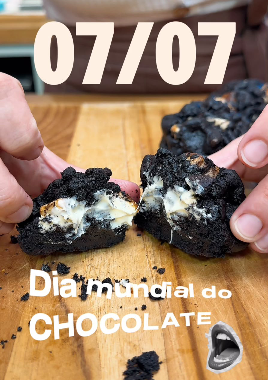 Cookie NYC Lakaoreo aberto ao meio com recheio cremoso